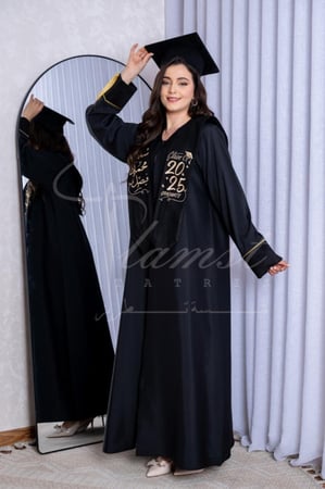 روب تخرج اسود فخم 2025