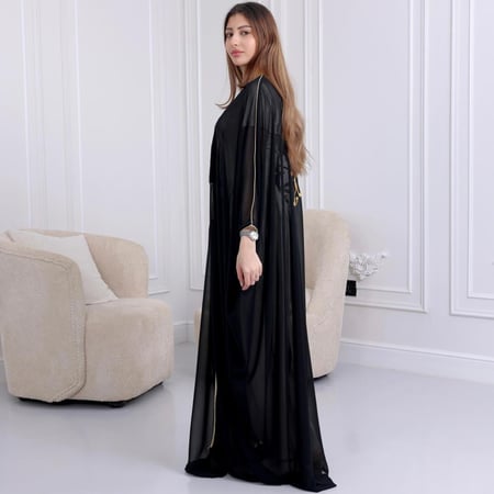 بوكس الفخامة 2025 بشت ابيض