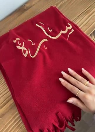 بوكس ميكاسا الشال الاحمر