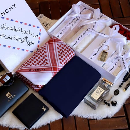 لوقو مطبوع على الجيب والرقبة لمسة تطريز