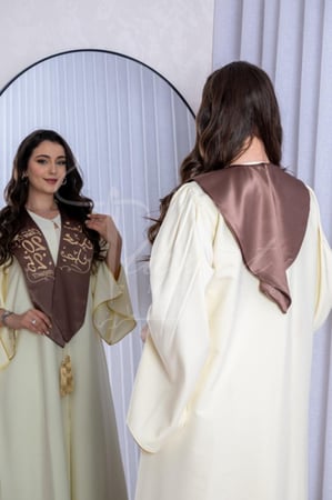 روب تخرج بيج مع وشاح بني - لمسة تطريز للهدايا