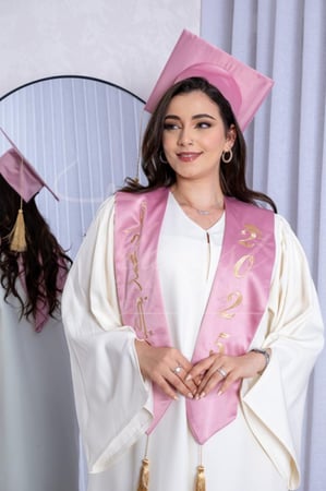 روب تخرج اوف وايت ووشاح وردي