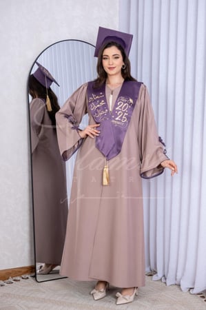 روب تخرج لحمي غامق مع وشاح موف - لمسة تطريز