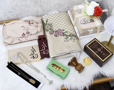 طقم صلاة نسائي مكون من ٨ قطع لون بيج