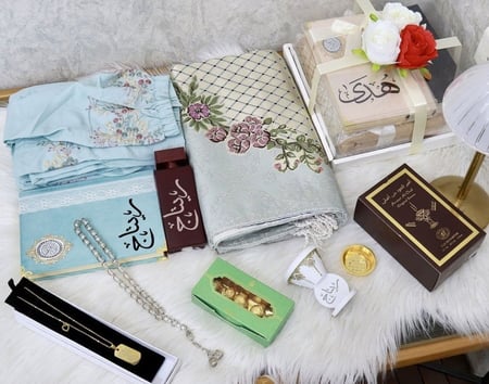 طقم صلاة نسائي مكون من ٨ قطع مميزة