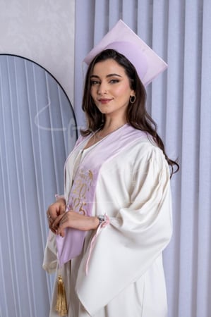 روب تخرج لون اوف وايت مع وشاح موف بارد