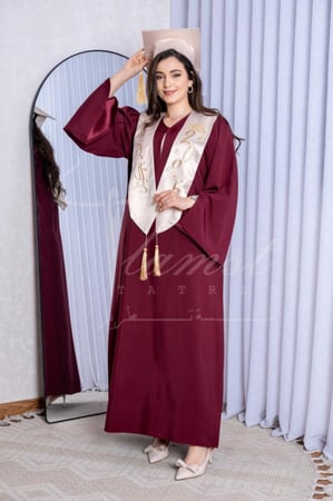 روب تخرج خمري بتطريز مميز
