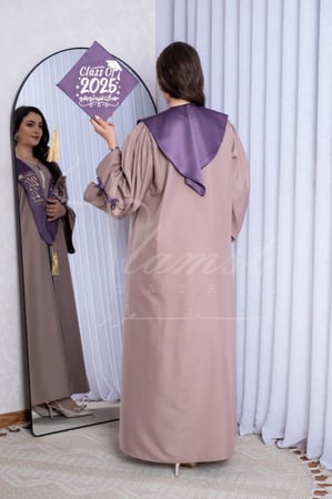 روب تخرج لون لحمي ووشاح موف لمسة تطريز للهدايا