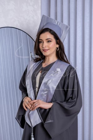 روب حكاية تخرج رمادي غامق