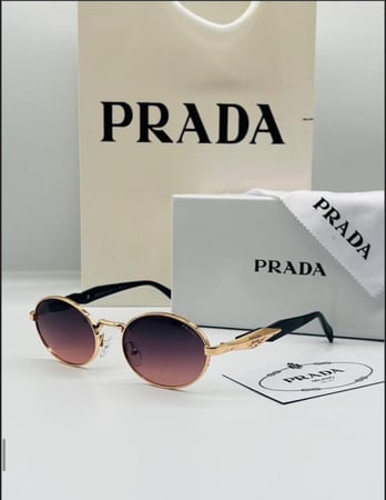 نظارة شمسية ذهبية وعدسات بنكي بيضاوية