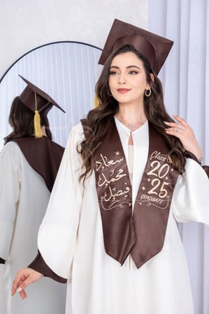 روب تخرج اوف وايت وبني