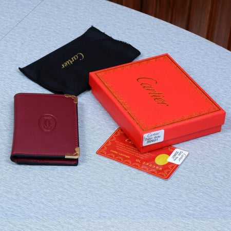 محفظة جلد رجالية بتصميم فرنسي وإطار معدني أنيق