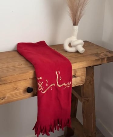 شال ميكاسا الاحمر
