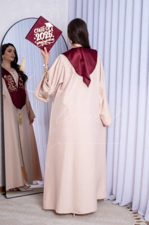 روب تخرج لحمي فاتح ووشاح خمري