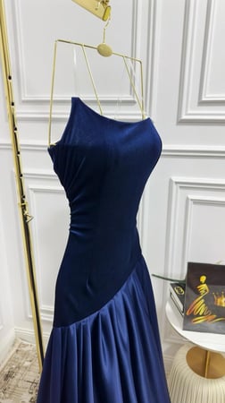 فستان مخمل راقي نيلي