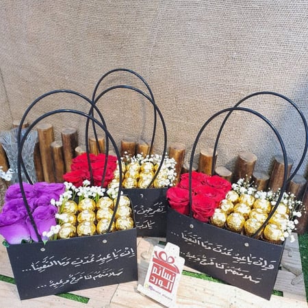 تنسيق كيس بالورد و شوكلت و عبارة سعر الواحد 85 ريال