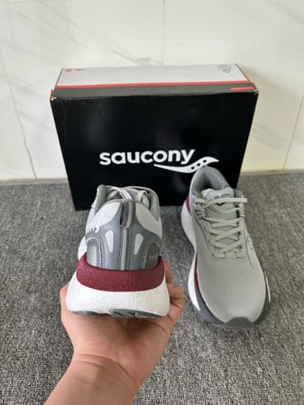 حذاء ساكوني ترايمف 22