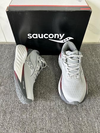 حذاء ساكوني ترايمف 22