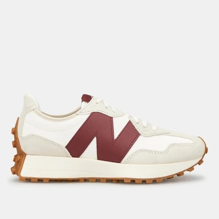 سنيكرز نيو بالانس 327 نسائي ابيض بيج عنابي شعار N جانبي
