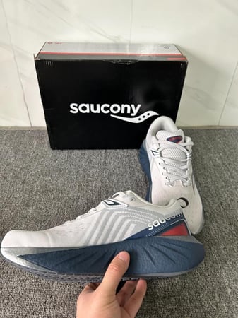 حذاء ساكوني ترايمف 22