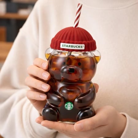 كوب قهوة زجاجي بتصميم دب تيدي – كوب عصري لعام 2025 مع ماصة وغطاء (Teddy Bear Cup 2025)