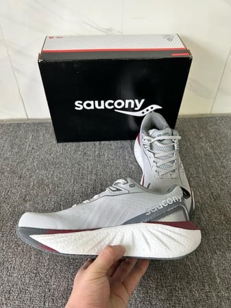 حذاء ساكوني ترايمف 22