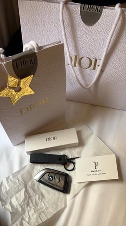 ميداليه Dior الاصليه