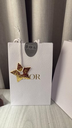 ميداليه Dior الاصليه