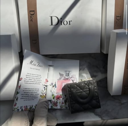 شمعه مع عينهmiss DiOR  اصليه