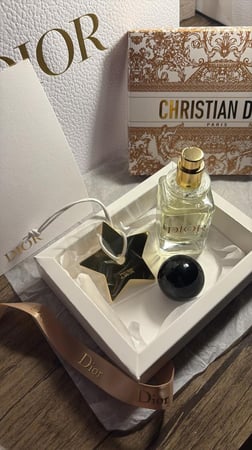 تعليقه سياره نجمه Dior وعطر