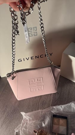 Givenchy bag مع ميكب