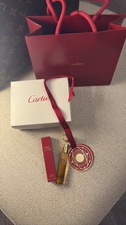 تعليقه cartier الاصليه مع عطر