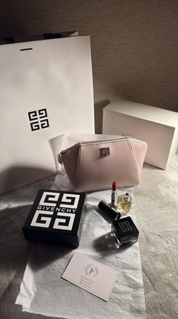 هديه من Givenchy