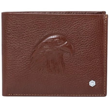 محفظة جلدية بتصميم رأس صقر باللون البني من بيكاسو اند كو. تتميز هذه المحفظة بـ 8 فتحات لبطاقات الائتمان، 2 جيب للنقود، و 4 جيوب للأوراق الورقية الصغيرة، مع نقش رأس الصقر. الأبعاد: 11.8 × 9.5 سم.