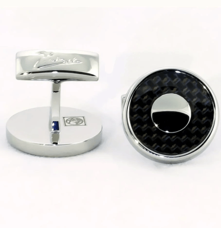 ارتقِ بمظهرك الرسمي مع هذا الزوج الرائع من أزرار الأكمام، والذي يتميز بطبقة دائرية كربونية باللون الاسود يجسد الرقي والأناقة. صُممت أزرار الأكمام هذه بعناية فائقة للتفاصيل، وهي مصممة لإضفاء لمسة مميزة، سواء ارتديتها في اجتماع عمل أو حفل زفاف أو أي مناسبة