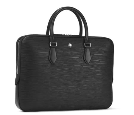 حقيبة مستندات رفيعة أنيقة وواسعة، مصنوعة من جلد مطبوع بنقش لحاء الشجر، وتتسع لمجموعة من مستلزمات العمل الأساسية، بما في ذلك الأجهزة الإلكترونية ومستندات A4. عند فتح الحجرة الرئيسية، ستجد جيبين مفتوحين وجيبين مخصصين لأدوات الكتابة. مقابض الحقيبة مصنوعة بدق