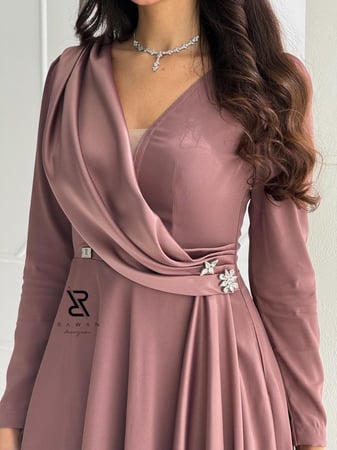 فستان وردي بتفاصيل وشك انيق