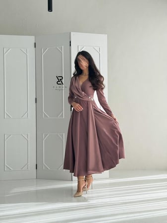 فستان وردي بتفاصيل وشك انيق