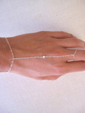 اسورة كف مع زركون صغير ذهبي فقط