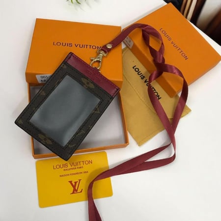 تعليقة بطائق (هولدر) من ماركة لويس ڤيتون درجه اولئ  بعلبة الماركه احمر