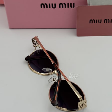 نظارة ميو ميو ذهبي بعدسة سوداء مدرج