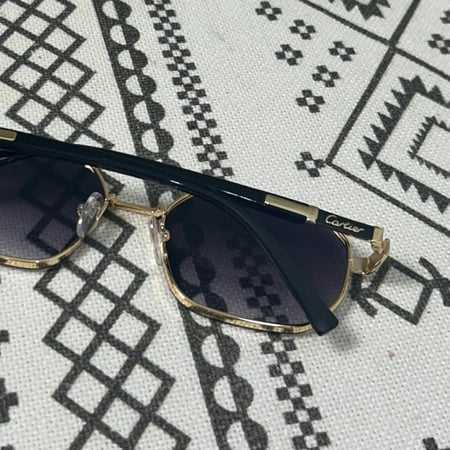 نظارة كارتيR أسود بشعار ذهبي