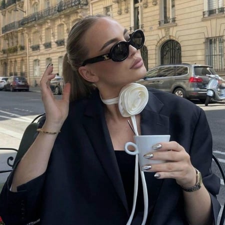 نظارة سيليN أسود كامل بشعار ذهبي