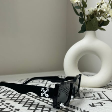 نظارة اوف وايت المكسورة اسود