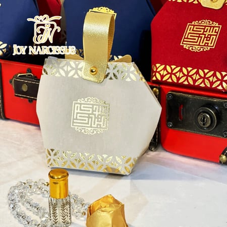 توزيعات العيد فاخر دهن ورد مسبحة وشوكولاتة