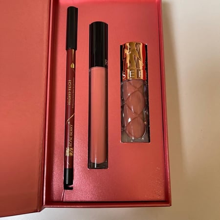 علبة انيقة فيها روج+محدد+قلوس