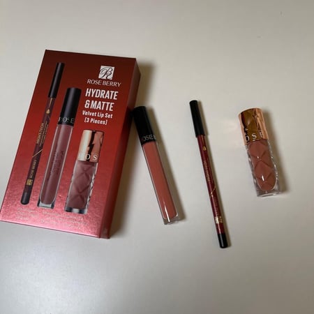 علبة انيقة فيها روج+محدد+قلوس