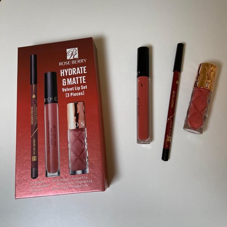 علبة انيقة فيها روج+محدد +قلوس