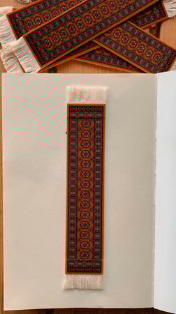 فاصل سجادة بتطريز احمر سدو { مقوى }