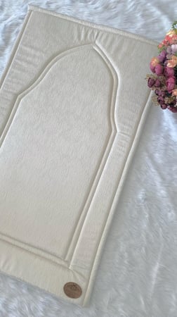 سجادة صلاة بلون سكري